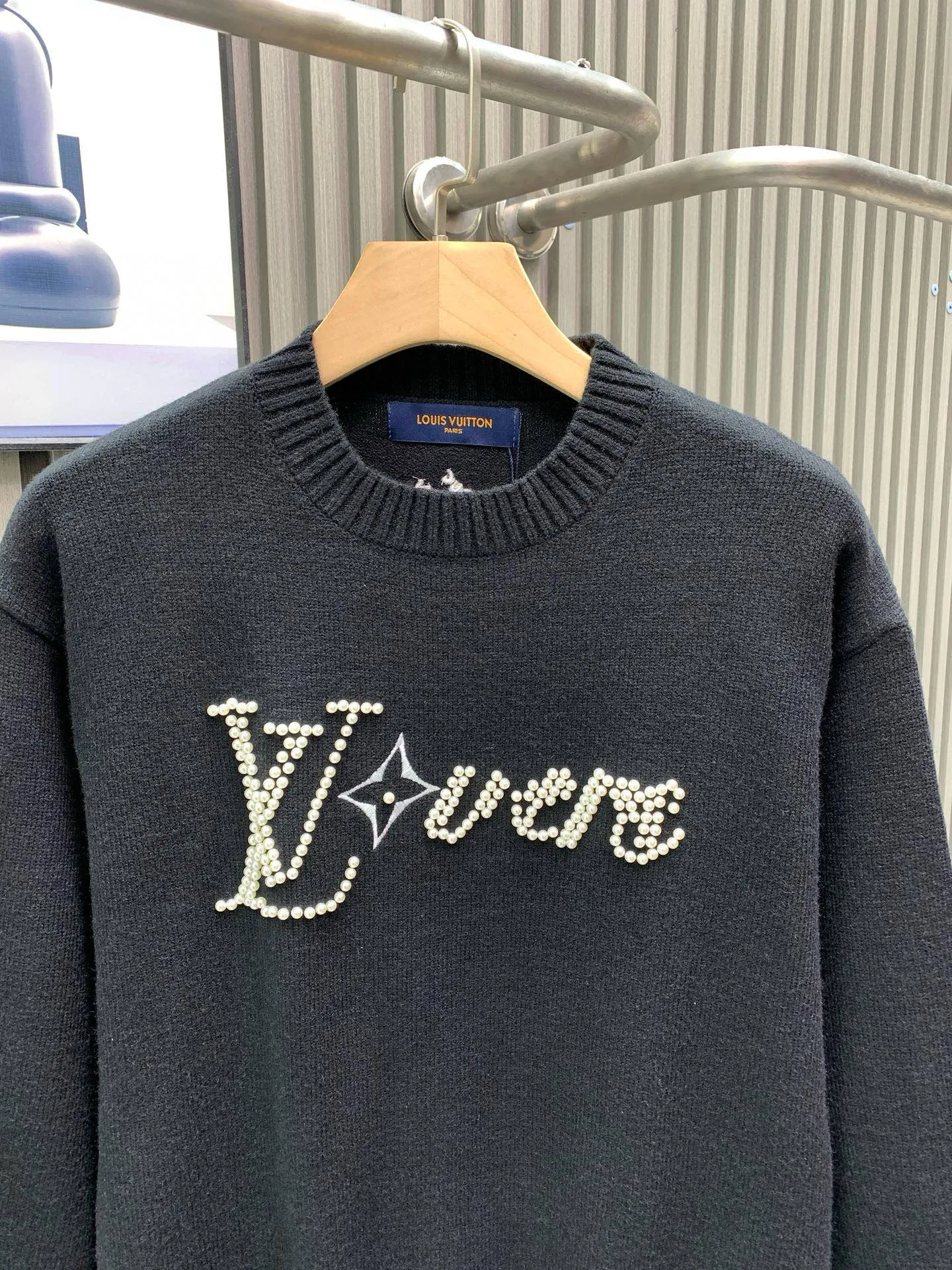 🅿️380 🀄️ Louis Vuitton Louis Vuitton 1v*/Louis 25 new Fei Dong pearl letter sweater with LV Lovers logo and Monogram floral embroidery integrated into it. It can be matched and achieved as a casual choice in the changing seasons. Casual fit. LV Lovers is displayed on the chest and is stitched with pearls. 3D Monogram floral embroidery is presented on the back collar. Marque L.Vuitton déposée Embroidery, ribbed collar, cuffs and hem. Dyeing process gives the garment fabric a soft texture. Classic trademark letter design restores consistent size spacing. New wash mark and mold opening to customize loose shoulder fit.